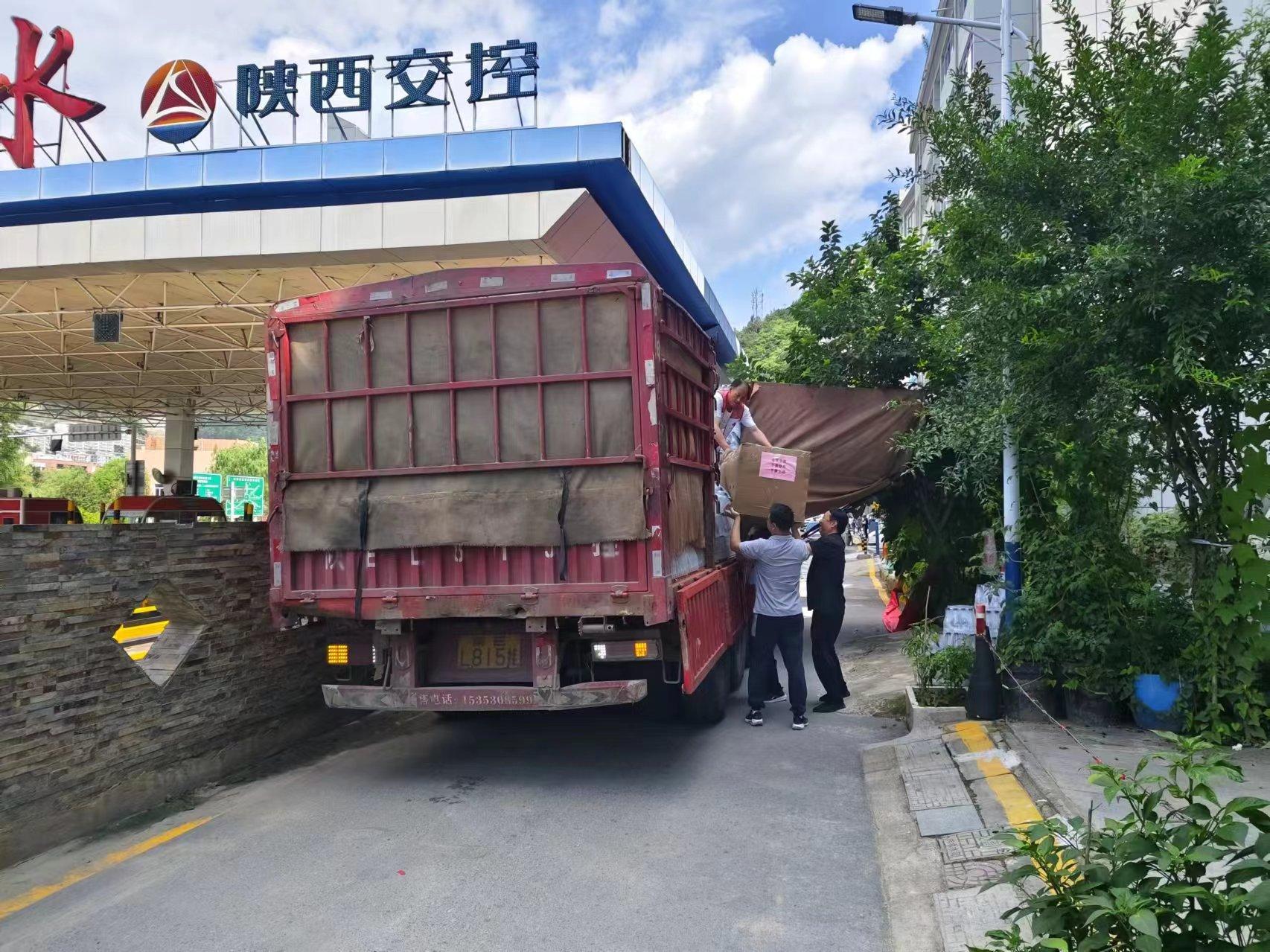 守望相助 共克時艱&mdash;陜西丹江源上洛實業(yè)有限公司向柞水災(zāi)區(qū)捐贈抗洪救災(zāi)物資