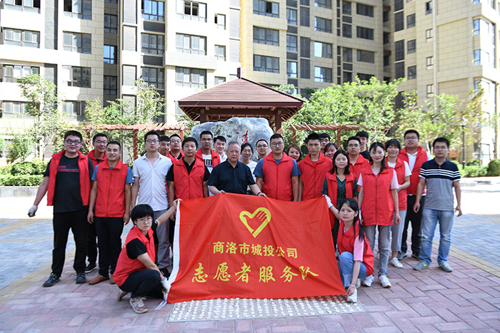 市城投公司組織全體黨員、積極分子、志愿者服務(wù)隊(duì)開(kāi)展義務(wù)鋤草活動(dòng)